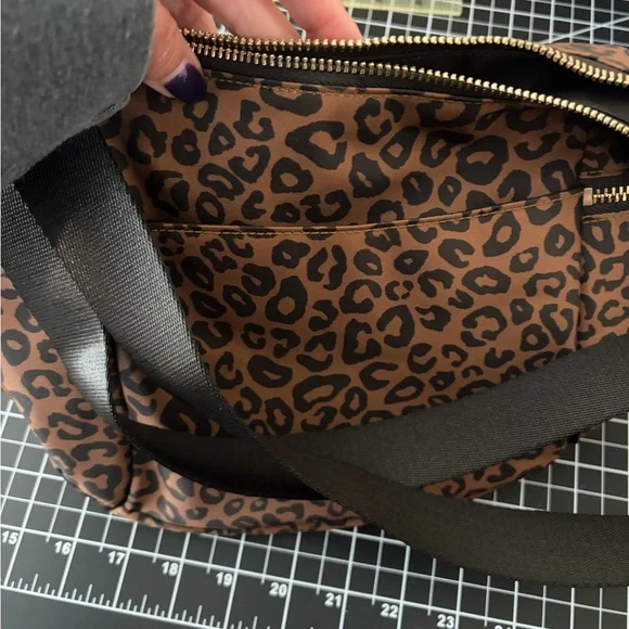 Lululemon Slouchy Sling Bag 6L - leopard - Picture 5 of 7